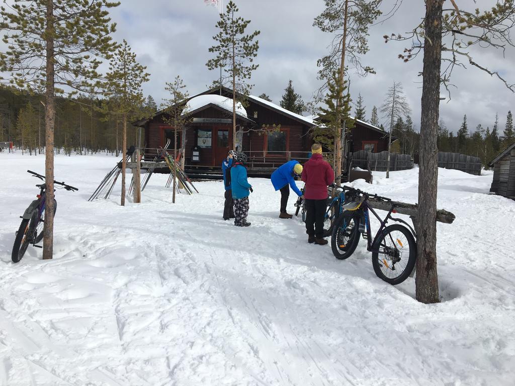 Yllaeksen Yoepuu Villa Akaslompolo Bagian luar foto